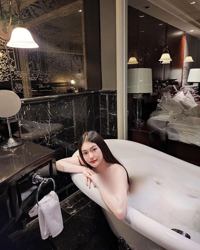 Hot girl khoe dáng nóng bỏng đầy mê hoặc lúc tắm bồn - 3