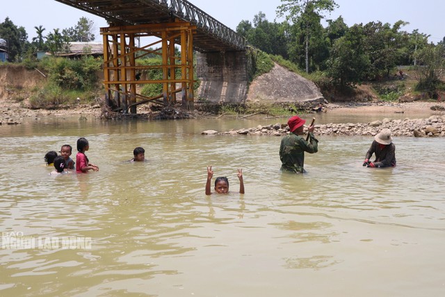 Trẻ em cùng đi theo ba mẹ xuống sông tắm