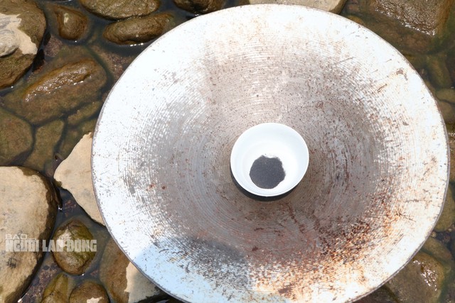 Clip: Người dân Quảng Nam đổ xô xuống sông đãi cát tìm vàng - 17