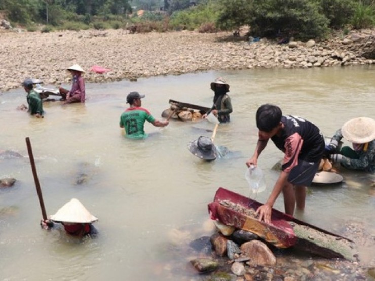 Clip: Người dân Quảng Nam đổ xô xuống sông đãi cát tìm vàng