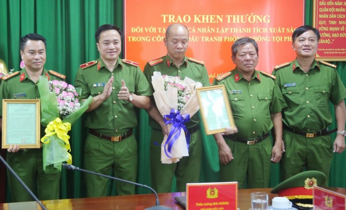 Thiếu tướng Mai Hoàng (thứ 2, bên trái) biểu dương các lực lượng tham gia phá án, đánh giá cao việc phối hợp tác chiến giữa công an thành phố với tỉnh Đồng Nai, Bình Dương. Ảnh: Quốc Thắng