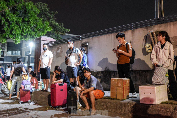 Ngày cuối dịp nghỉ lễ, nhiều người trở lại Hà Nội từ 4 giờ sáng vì sợ tắc đường - 3