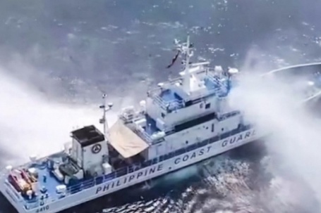 Video: Tàu hải cảnh Trung Quốc phun vòi rồng tàu Philippines ở bãi cạn Scarborough, 2 bên lên tiếng