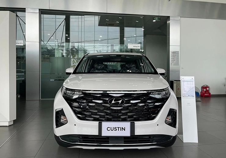 Đại lý "mạnh tay" giảm gần 100 triệu đồng cho Hyundai Custin - 5