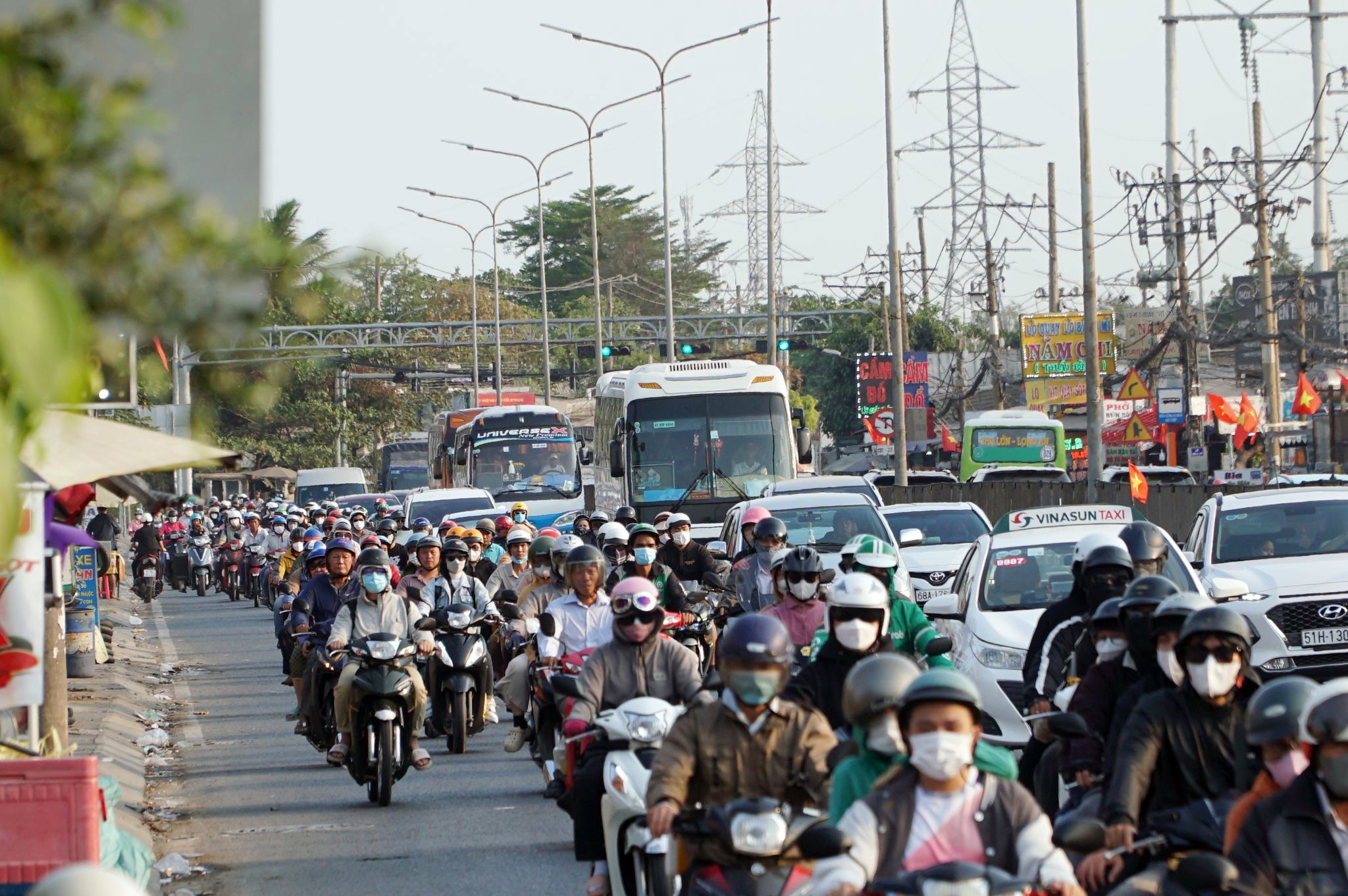 TP.HCM thông thoáng sau kỳ nghỉ lễ, không còn cảnh ùn tắc như mọi năm