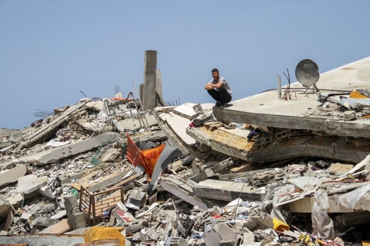 Người dân Palestine và đống đổ nát ở bắc Gaza, hôm 22-4. Ảnh: REUTERS