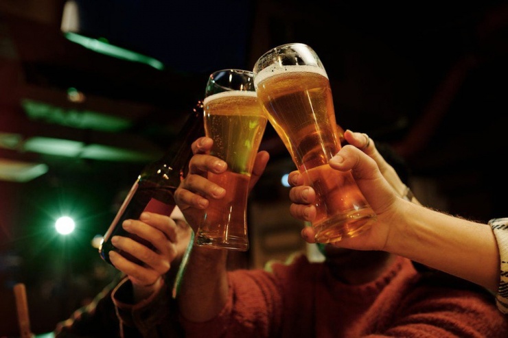Uống quá nhiều rượu bia gây cản trở quá trình phát triển của cơ bắp. Ảnh: Pexels