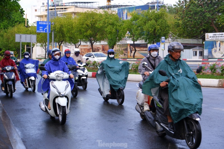 Cơn mưa kéo dài khoảng 5 phút với lượng không quá lớn nhưng được mong chờ sẽ làm dịu phần nào cái nóng gay gắt suốt nhiều ngày qua.