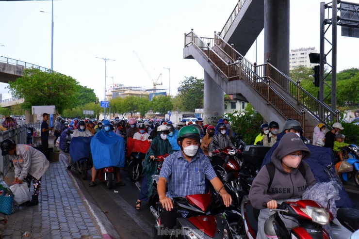 Mưa lớn bất chợt khiến giao thông trên đường Võ Văn Kiệt ùn ứ.