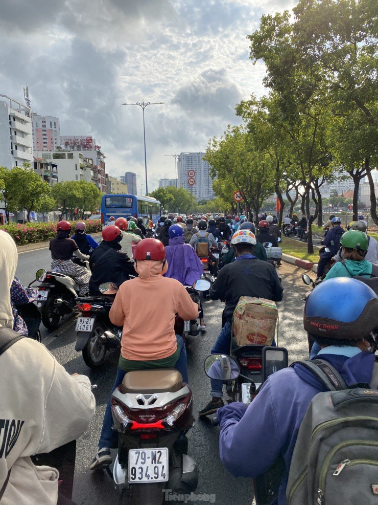 Trong buổi sáng đầu tiên trở lại làm việc sau kỳ nghỉ lễ, một số tuyến đường ở TPHCM đông đúc, đôi lúc xảy ra tình trạng ùn ứ.