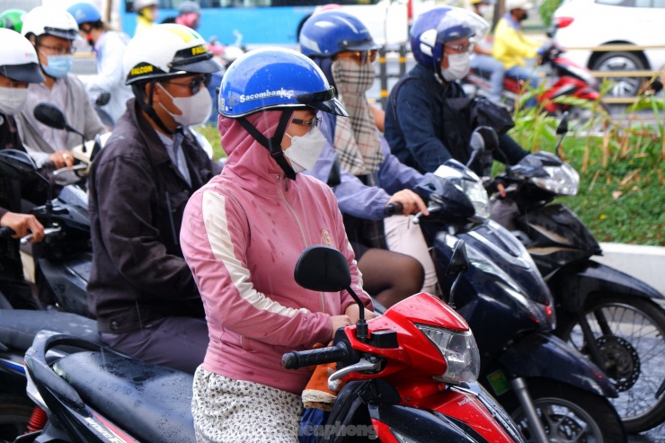 Cơ quan khí tượng cũng dự báo, tại TPHCM, từ ngày 2/5 trở đi, chiều tối và đêm có nơi có mưa dông ở khoảng 1/3 diện tích khu vực thành phố.