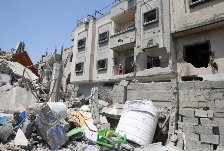 Đống đổ nát ở TP Rafah (nam Gaza) sau cuộc không kích của Israel. Ảnh: REUTERS