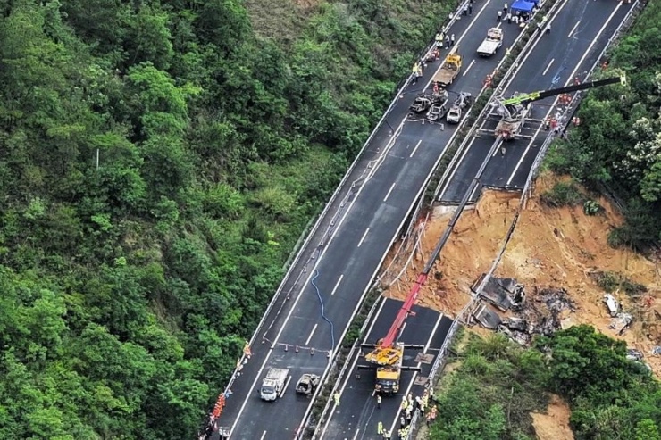 Hiện trường vụ sụt lở đường cao tốc tại TP Mai Châu, tỉnh Quảng Đông (miền nam Trung Quốc). Ảnh: TÂN HOA XÃ