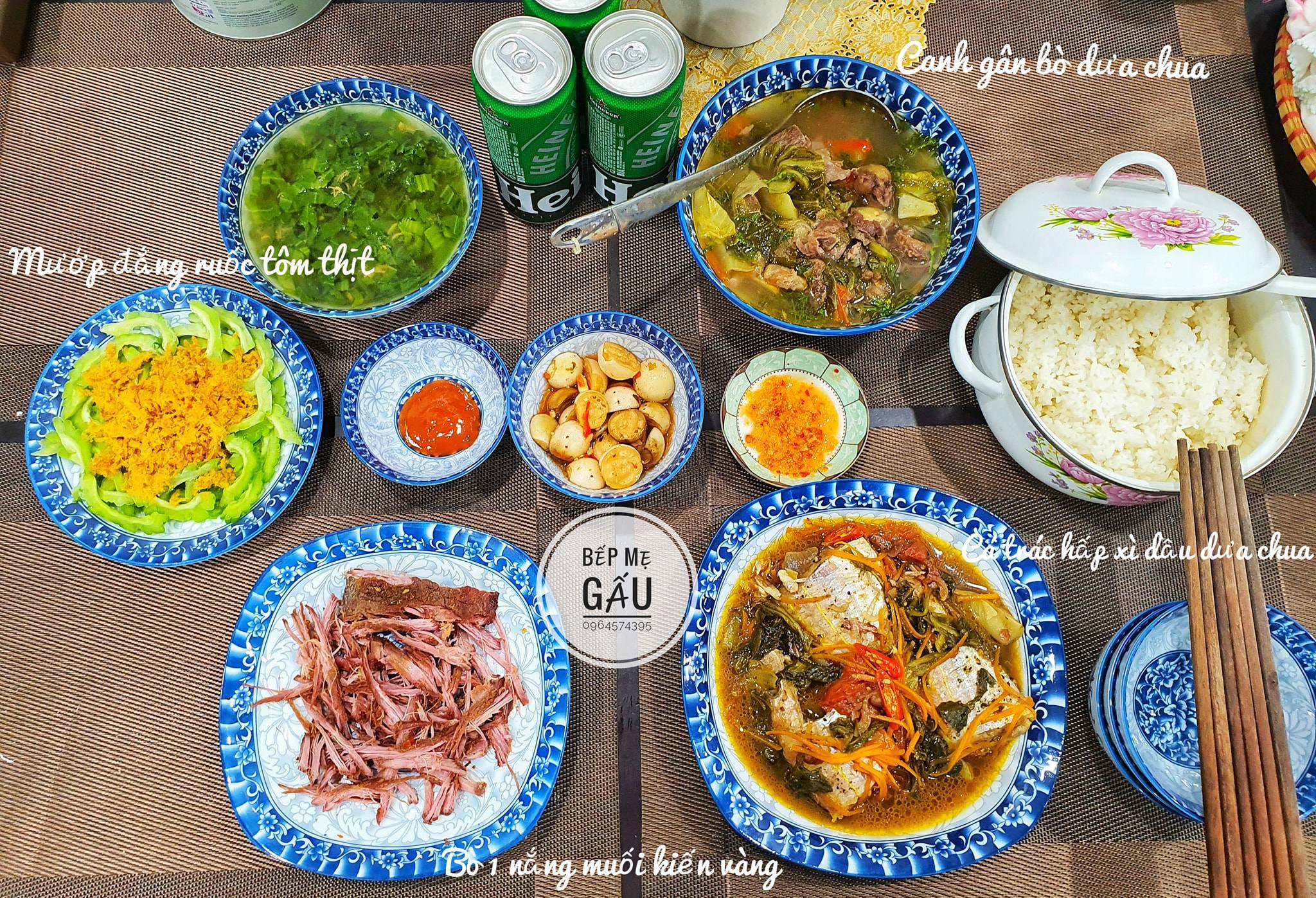 Bò 1 nắng muối kiến vàng + Cá trác hấp xì dầu dưa chua + Canh gân dưa bò + Mướp đắng ướp lạnh ăn kèm ruốc tôm thịt + Canh rau mồng tơi + Cà muối