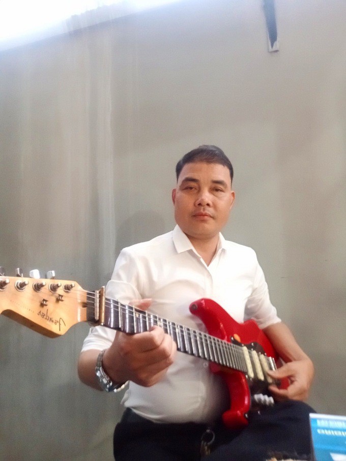 Anh Kiều Văn Thanh sử dụng đàn ghi ta điện khi cùng đàn bát âm tổ chức đám tang cho một người đã khuất ở Hà Nội năm 2024. Ảnh: Nhân vật cung cấp
