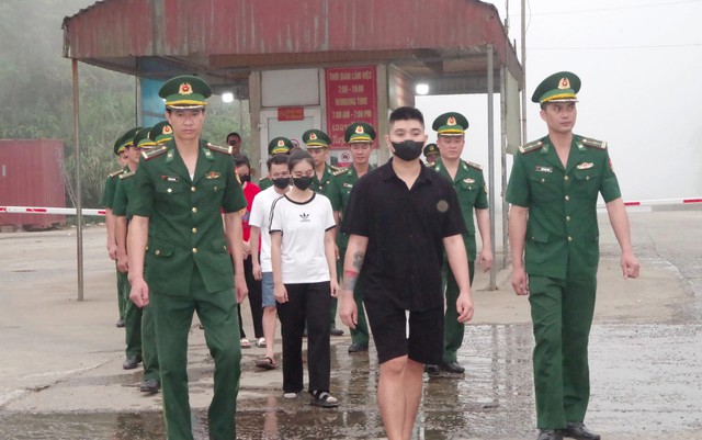 Các nạn nhân được lực lượng chức năng giải cứu và đưa về Việt Nam qua Cửa khẩu quốc tế Cầu Treo