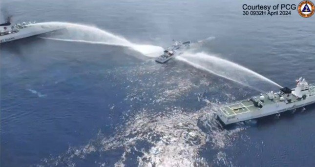 Con tàu của Philippines bị bắn vòi rồng ở khu vực bãi cạn Scarborough ngày 30/4. (Ảnh: Philippine Coast Guard)