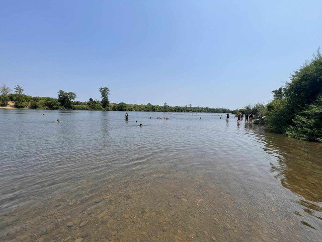 Những ngày qua, đoạn sông Pô Cô chảy qua xã Ia Dom, huyện Đức Cơ có nhiều người tìm đến tắm