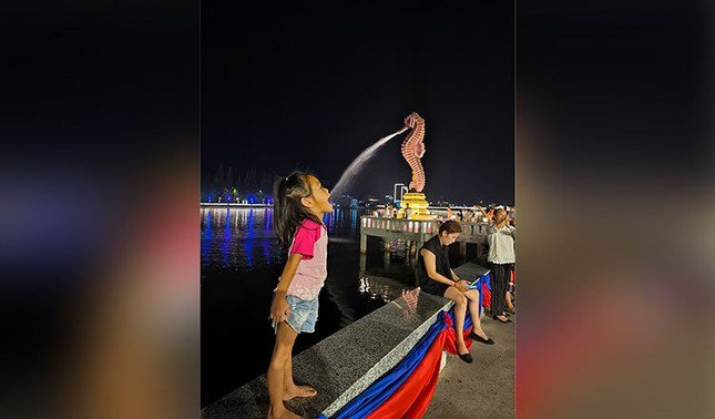 Du khách check-in độc lạ cùng tượng đài phun nước cá ngựa ở Kampot Ngửa mặt lên há miệng tạo dáng như thể nước đang phun ra từ họng sẽ giúp du khách có được bức ảnh độc đáo. Ảnh: Khmer Times.