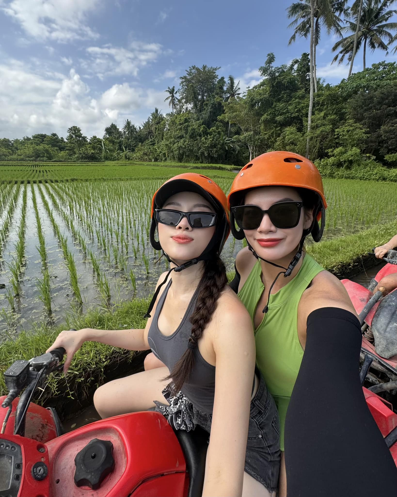 2 người đẹp quê Khánh Hòa quyến rũ với áo hở lưng, quần ngắn đi lái xe địa hình ở Bali - 6