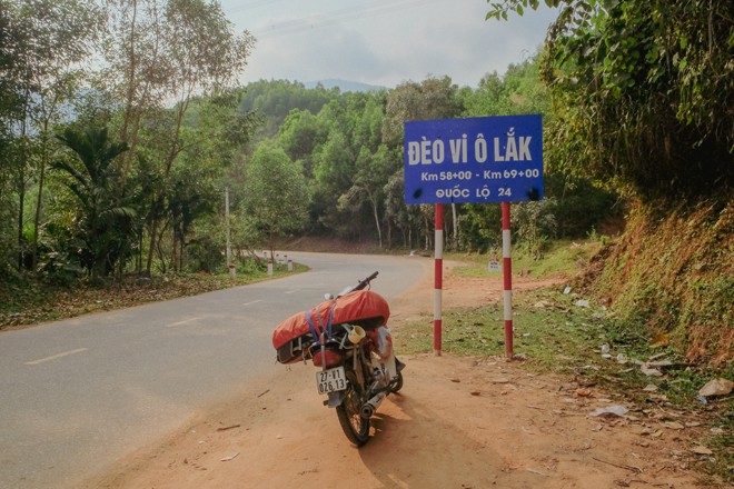 Một mình Minh Huệ
rong ruổi trên khắp các cung đường. Bạn đồng hành của cô là chiếc
xe máy dream 12 năm tuổi