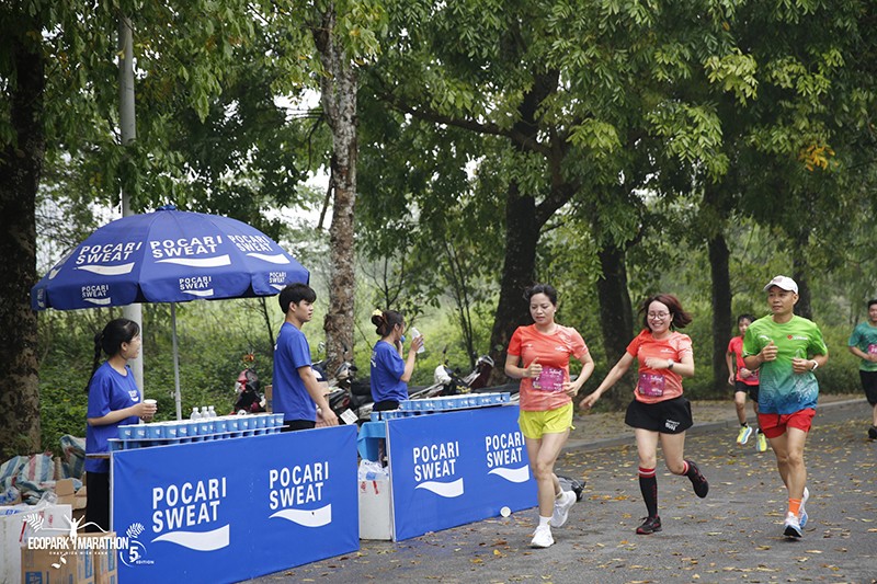 Cùng Pocari Sweat Việt Nam chinh phục cung đường “phủ xanh” tại Ecopark City Trail 2024 - 1