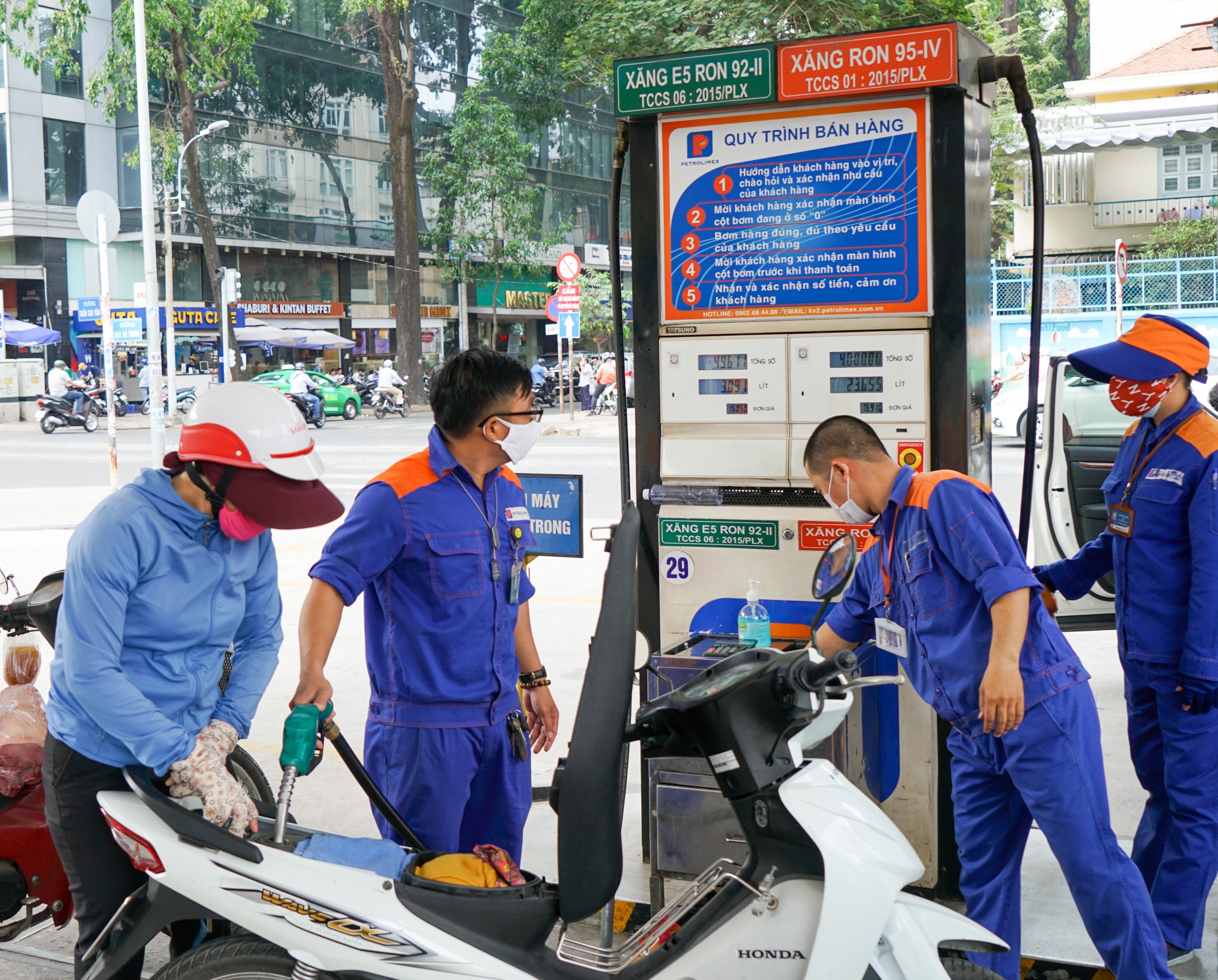 Giá xăng dầu tăng giảm trái chiều