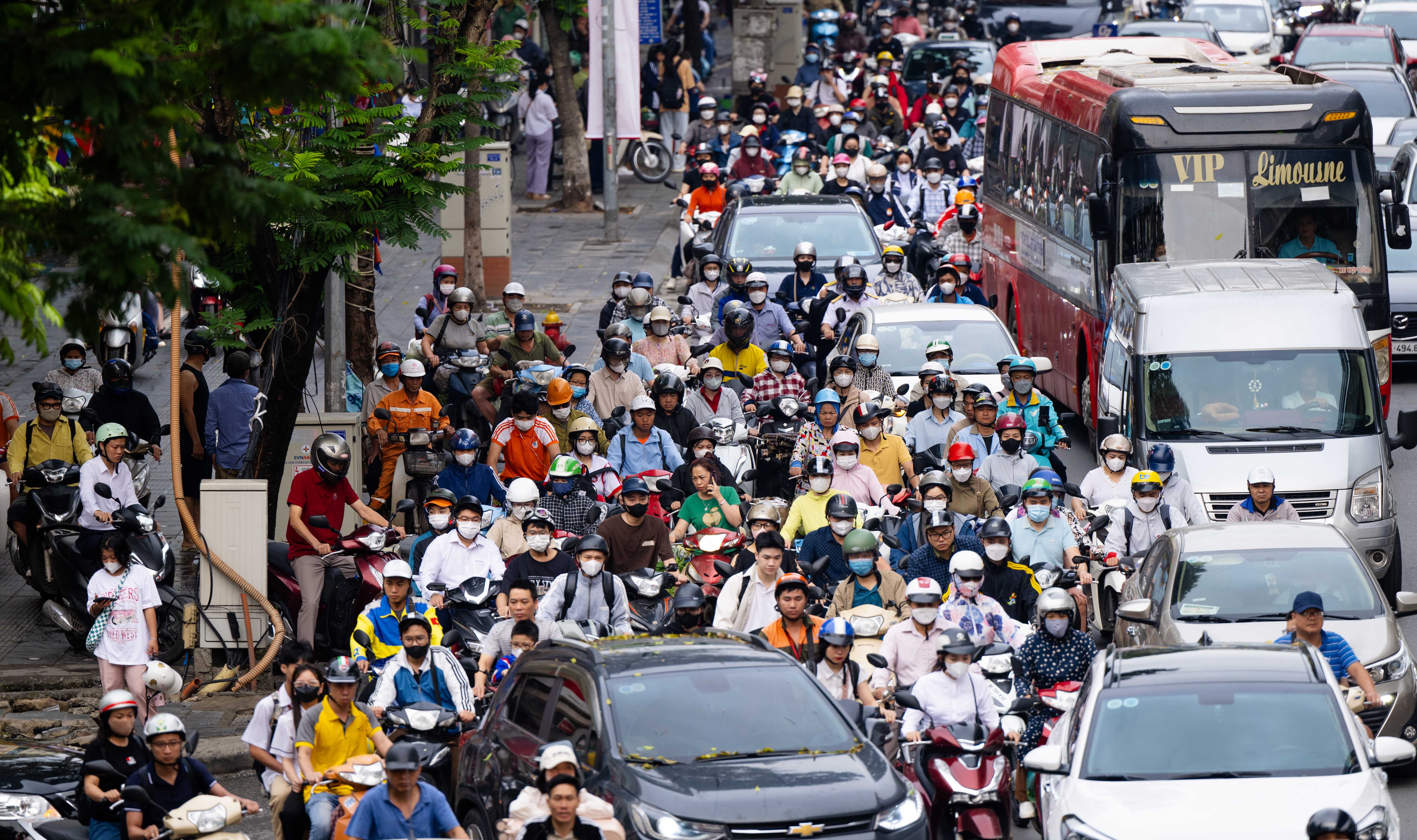 Hà Nội ngập trong biển phương tiện ngày đầu đi làm trở lại