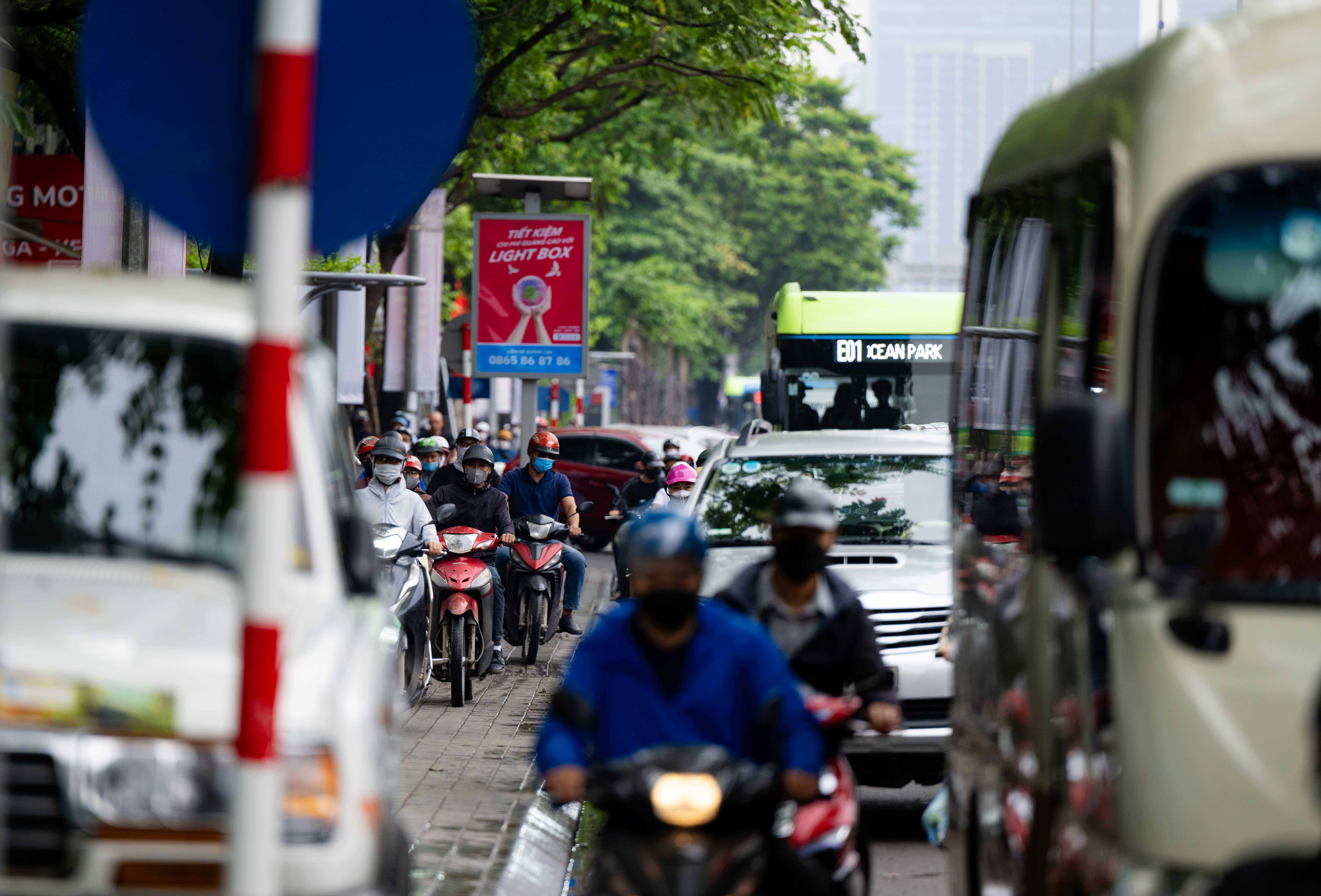 Hà Nội ngập trong biển phương tiện ngày đầu đi làm trở lại