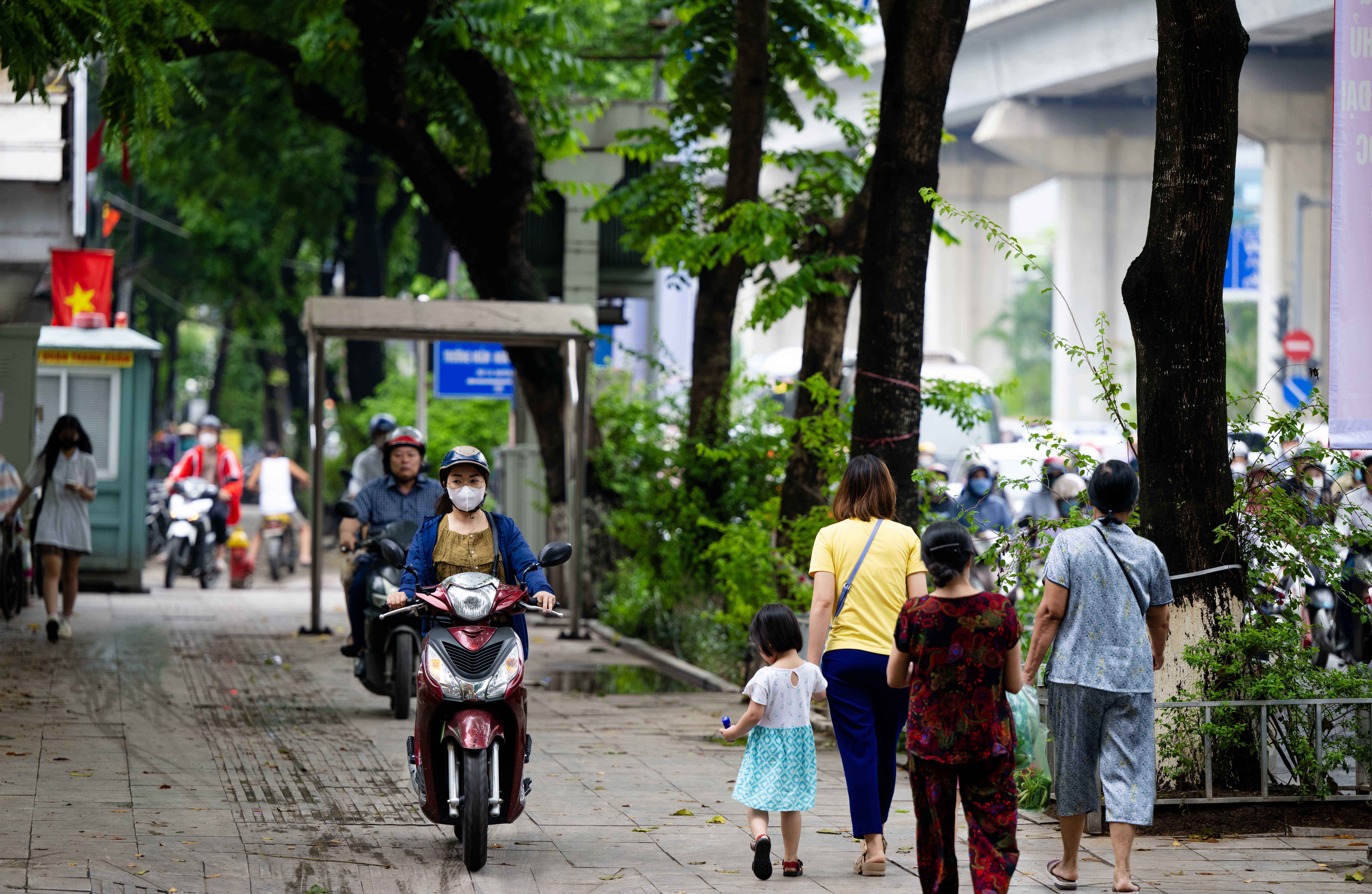 Hà Nội ngập trong biển phương tiện ngày đầu đi làm trở lại