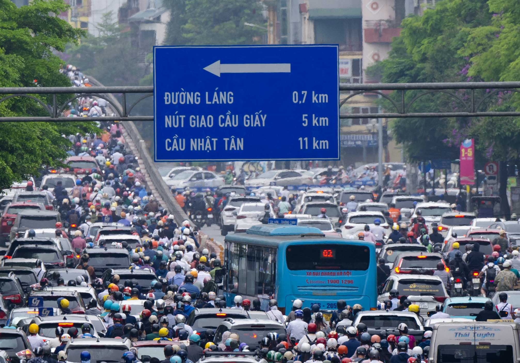 Hà Nội ngập trong biển phương tiện ngày đầu đi làm trở lại