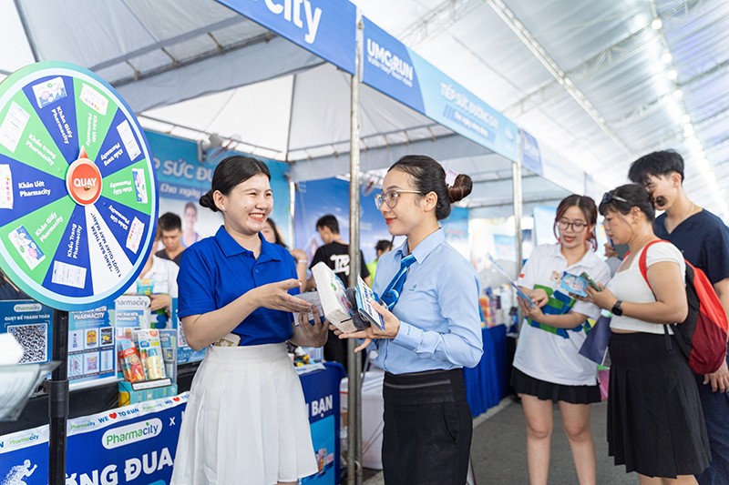 Nhiều quà tặng hấp dẫn tại gian hàng Pharmacity đã thu hút đông đảo khách hàng tham quan và mua sắm
