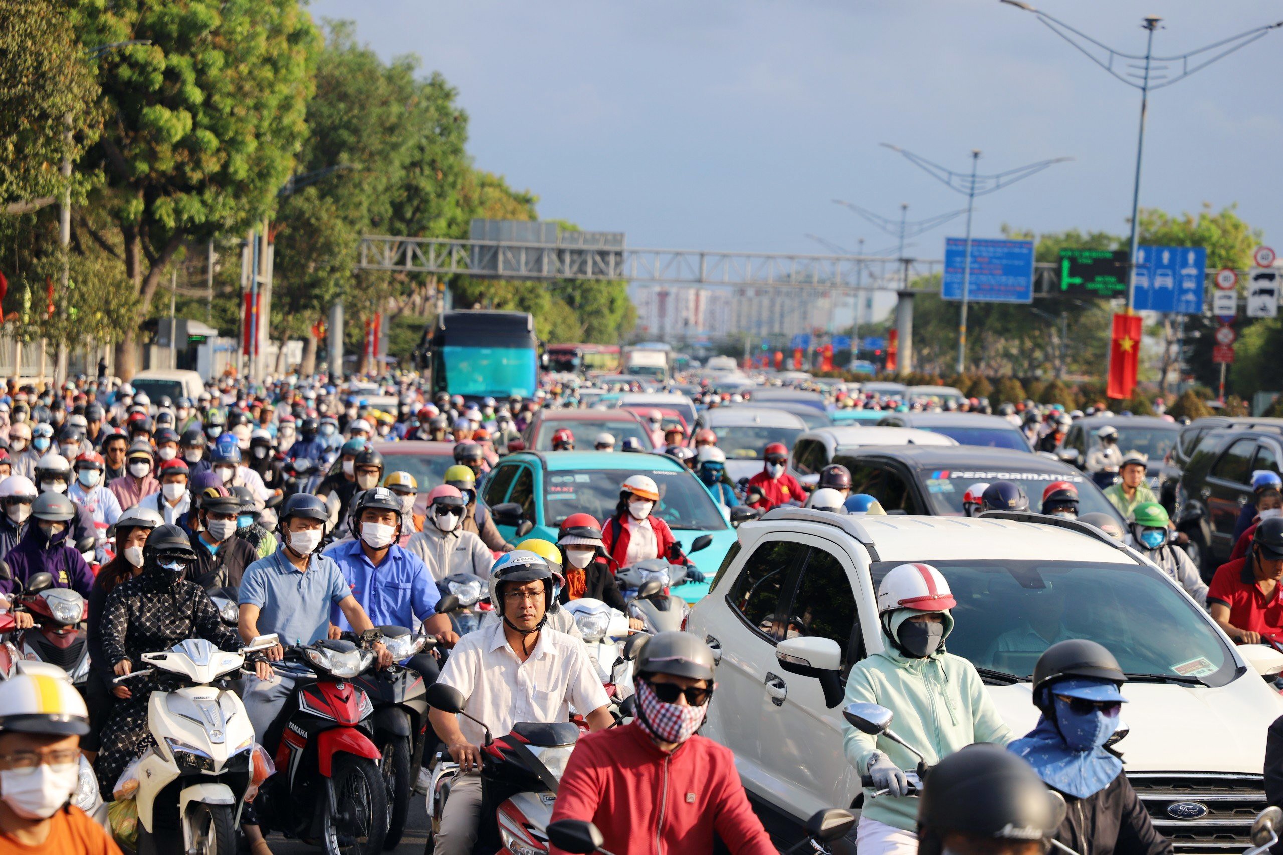 TP.HCM ngập chìm trong ùn tắc ngày đầu trở lại làm việc sau lễ