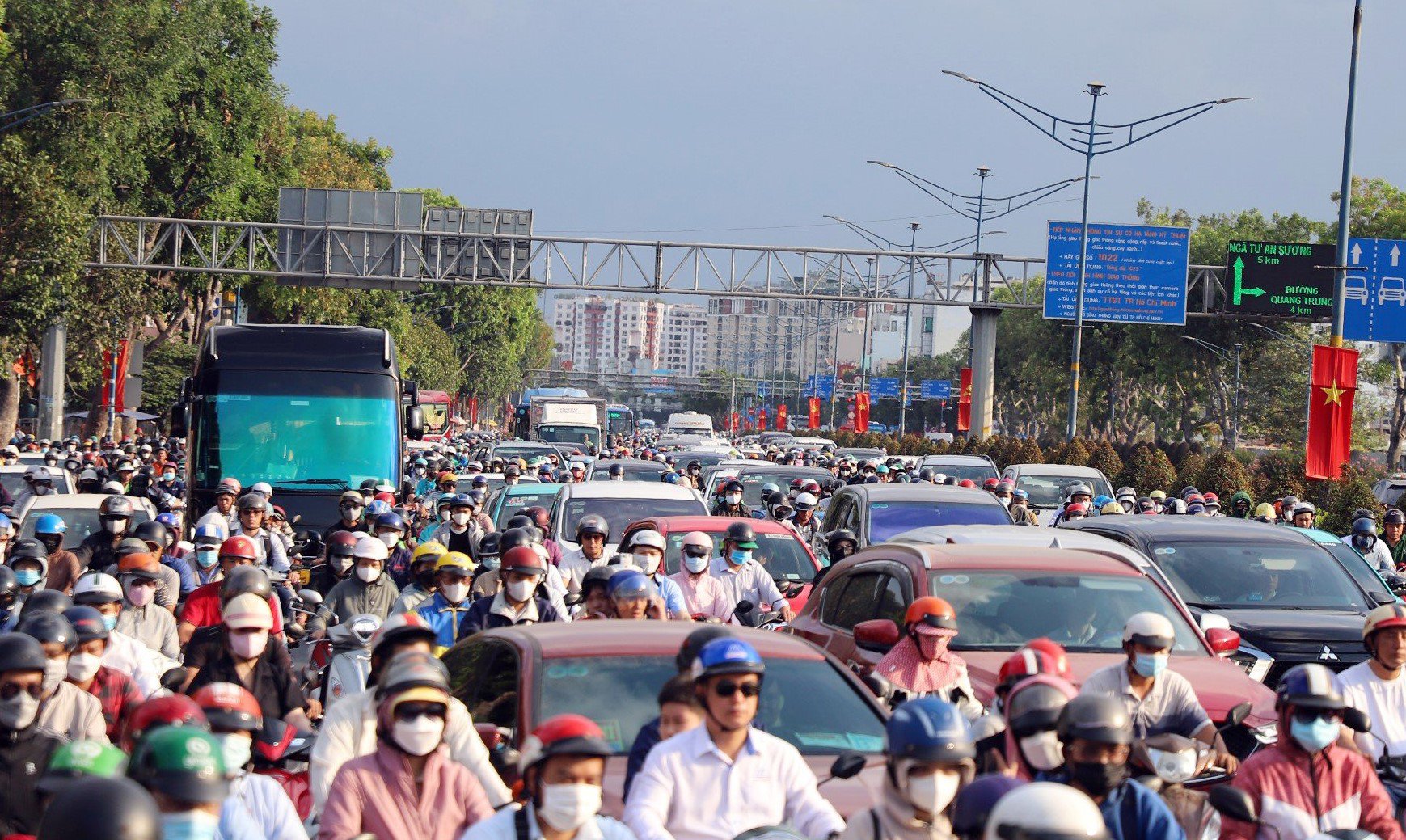 TP.HCM ngập chìm trong ùn tắc ngày đầu trở lại làm việc sau lễ