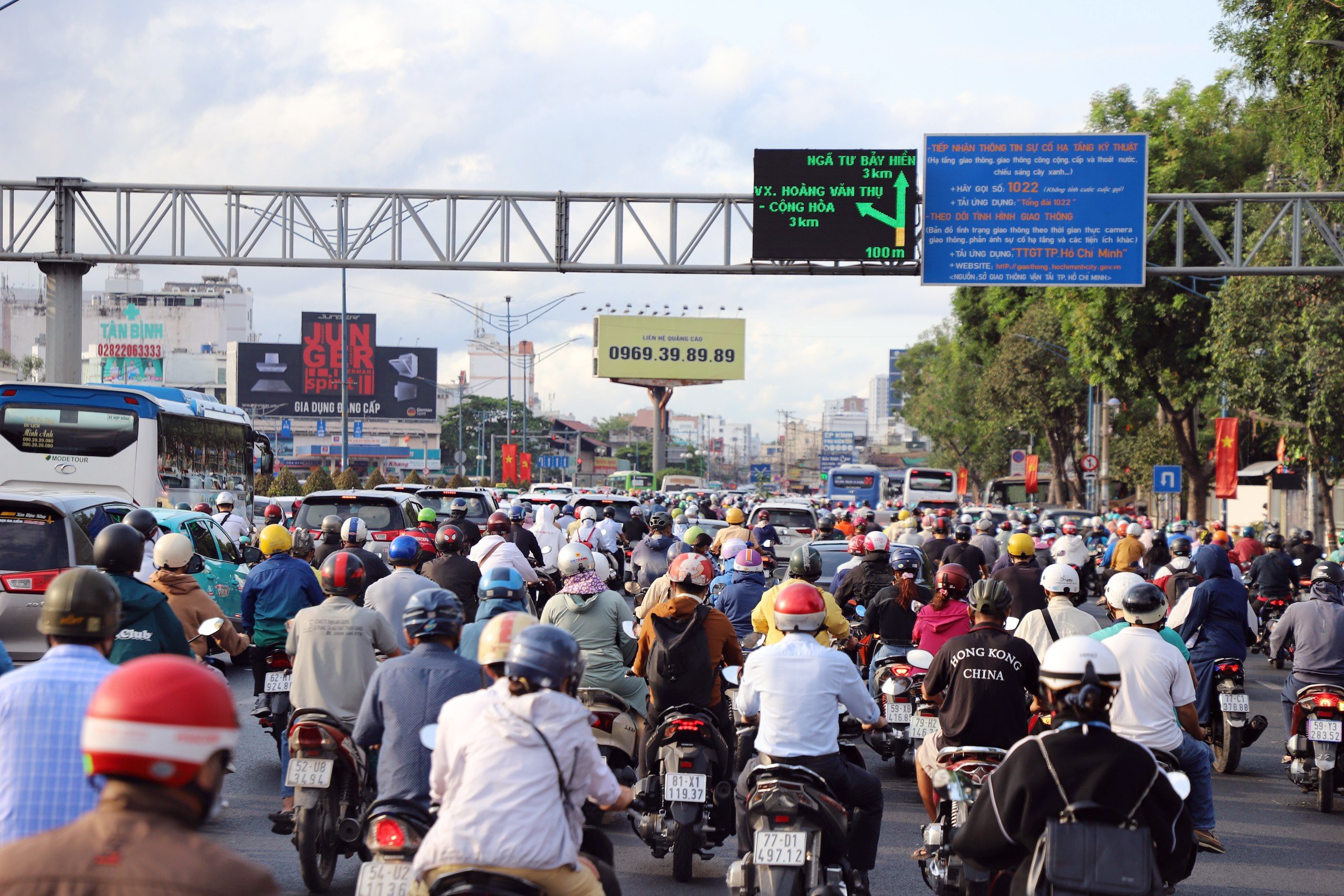 TP.HCM ngập chìm trong ùn tắc ngày đầu trở lại làm việc sau lễ