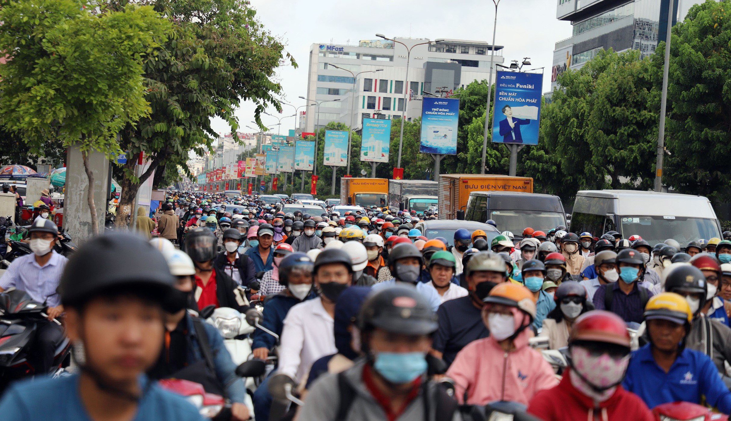 TP.HCM ngập chìm trong ùn tắc ngày đầu trở lại làm việc sau lễ