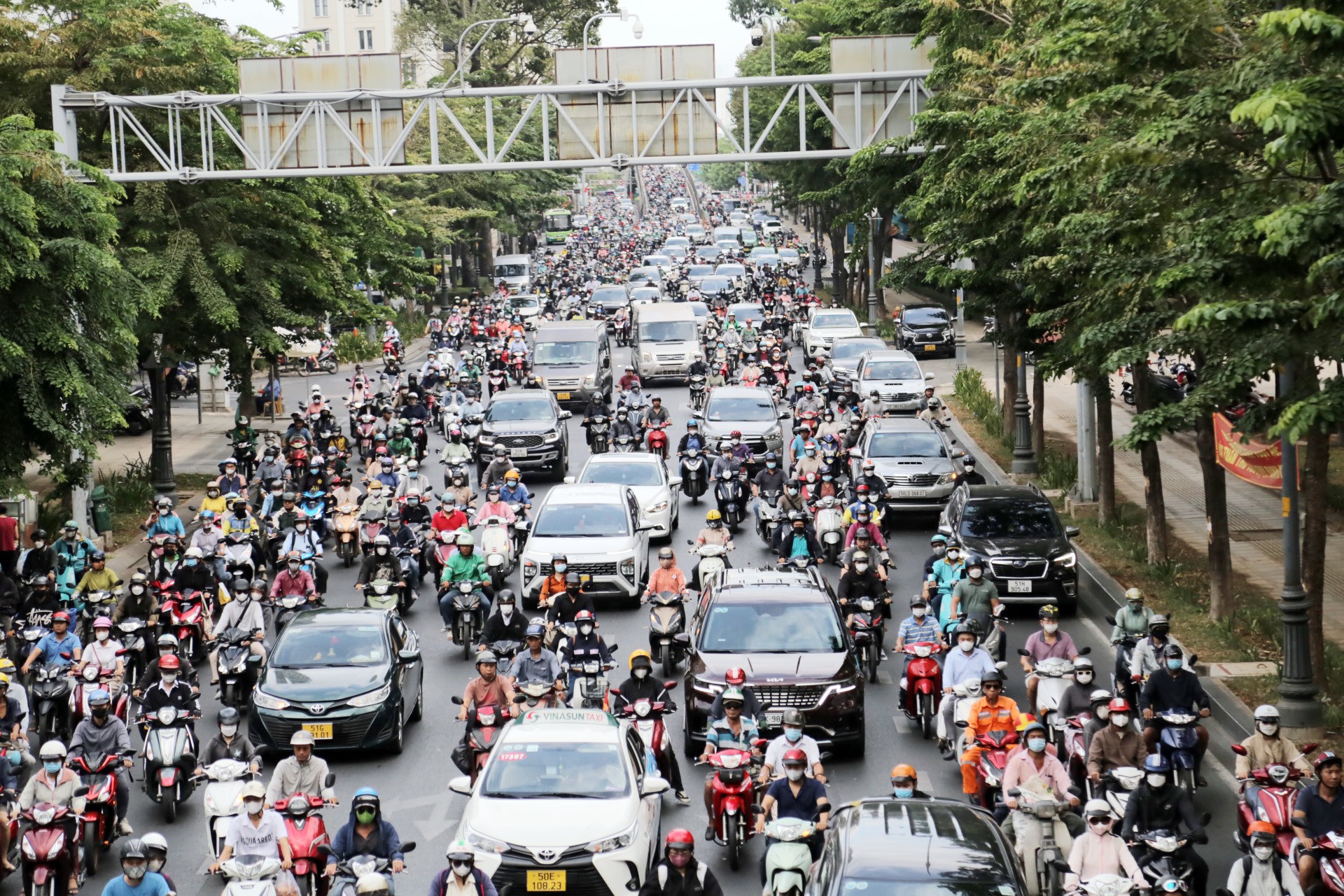 TP.HCM ngập chìm trong ùn tắc ngày đầu trở lại làm việc sau lễ