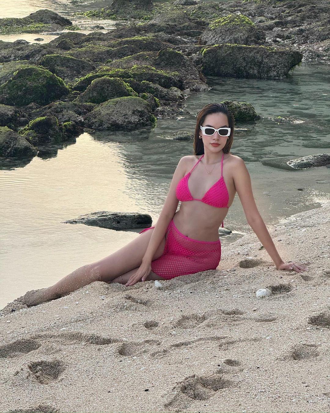 Lê Hoàng Phương quyến rũ với bikini màu hồng nổi bật trên bãi biển.