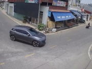 Ô tô - Clip: Ô tô ôm cua "cực gắt", xe máy lao thẳng vào gầm cực mạnh