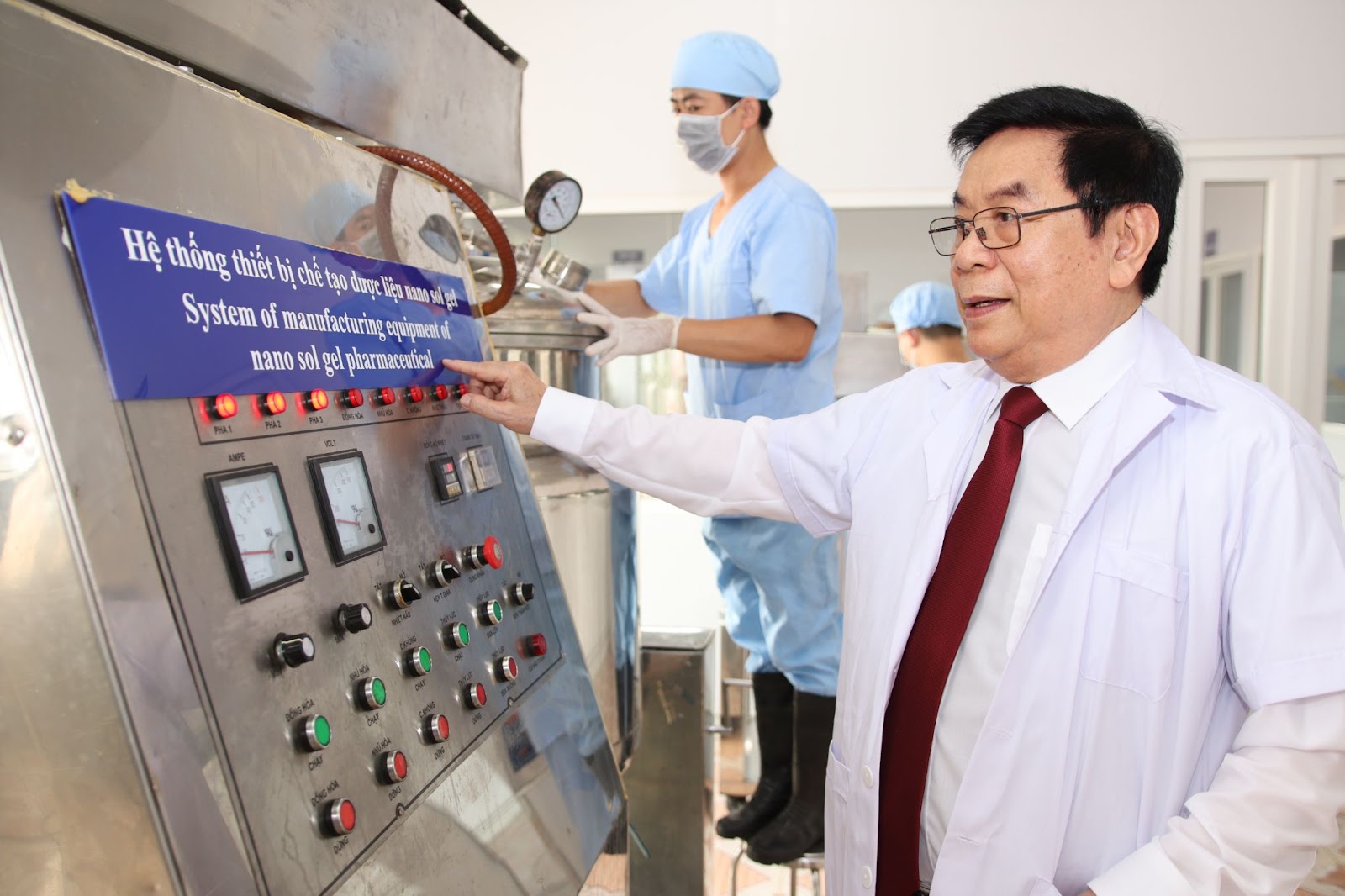 GS.TS. Nguyễn Đức Nghĩa - nhà khoa học tiên phong trong lĩnh vực nano hóa học tại Việt Nam.