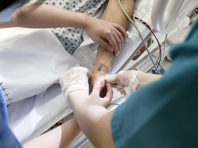 Đắn đo 'tiếp tục điều trị hay trả bệnh nhân về chờ chết'