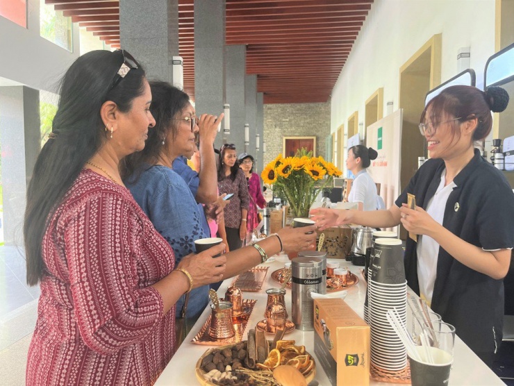 Cà phê Việt Nam giới thiệu đến du khách tại dinh Thống Nhất TP.HCM. Ảnh: TÚ UYÊN