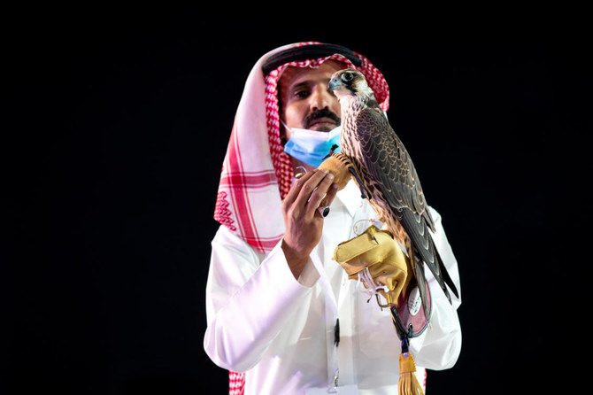 Con chim ưng nặng 1,1kg được bán với giá hơn 4 tỷ đồng