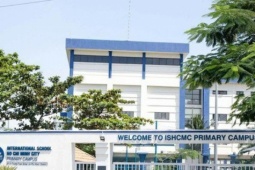 Giáo dục - du học - TPHCM: Trường Quốc tế phát sách tả cảnh gợi dục cho học sinh lớp 11