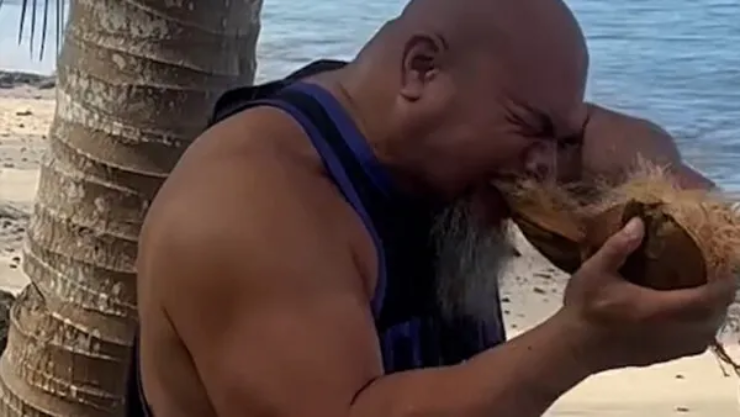 David Tua dùng răng bóc vỏ dừa