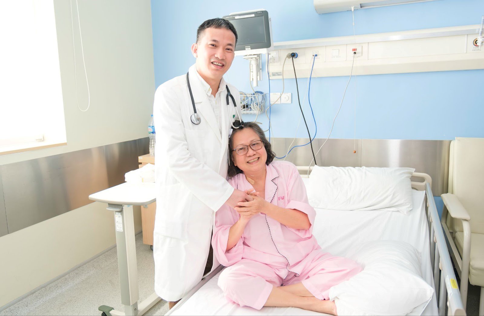Cô Thẩm cảm ơn TS.BS Hồ Minh Tuấn - Trưởng khoa Tim (FV) đã giúp cô có những nhịp đập của trái tim khỏe mạnh (Ảnh: FV)