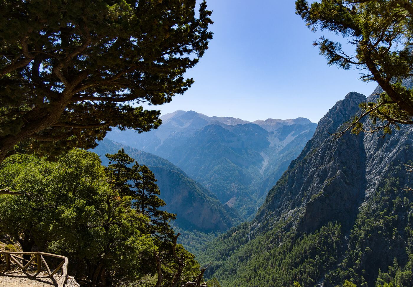 Hy Lạp không chỉ có mỗi Santorini, hẻm núi tuyệt đẹp này cũng hấp dẫn không kém - 4