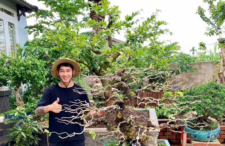 Với niềm đam mê cây cảnh, anh Thọ đã bắt đầu chơi những cây nhỏ, giá chỉ vài triệu đồng.