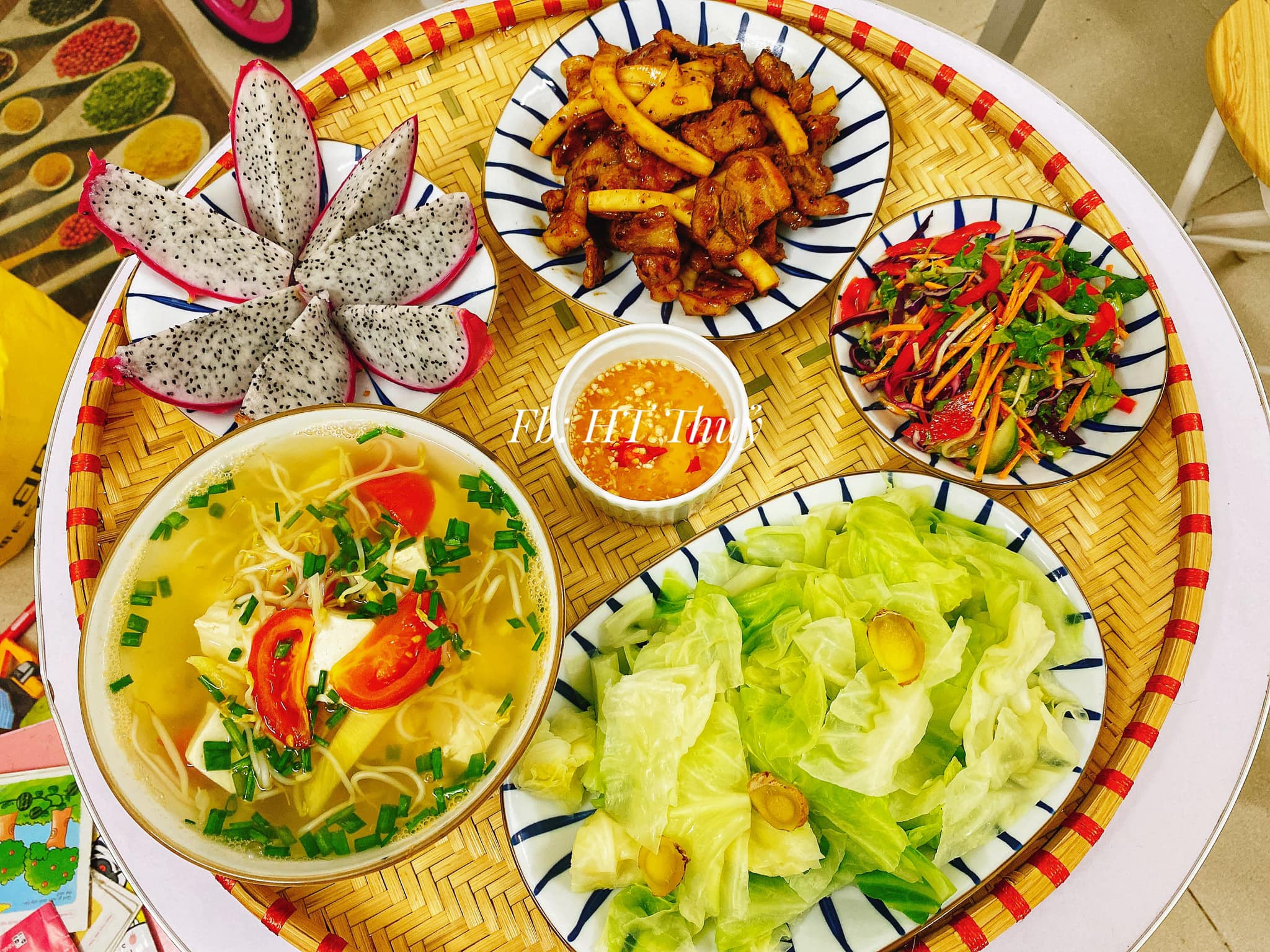 Thịt rang dừa + Canh đậu giá + Bắp cải luộc + Salad rau +&nbsp;Thanh long