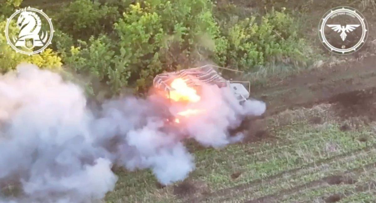 Xe bọc thép MT-LB của Nga bốc cháy sau khi bị xe chiến đấu M2 Bradley nã hỏa lực.